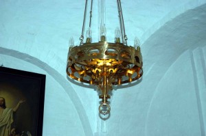 Den eneste bevarede af de lysekroner, Storck tegnede til kirken i forbindelse med restaureringen
