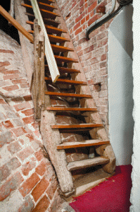 Danmarks ældste fungerende trætrappe fra o. 1510-20 i Middelfart Skt. Nikolajs tårn. Kun vangerne med udskæringer til 23 trin er bevarede mens trin og gelænder er fra nyere tid og delvist udført af genanvendt egetømmer. Nederst i hver vange ses hullet efter de nyligt udtagne boreprøver.