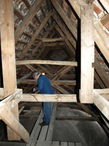 Mogens fotograferer på loftet over nordre korsarm.