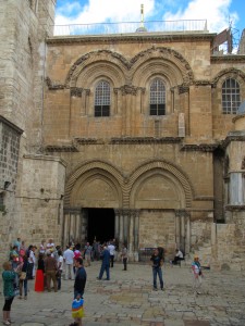 Indgangen til Gravkirken i Jerusalem