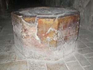 Fødselskirkens oldkristne døbefont er bevaret i søndre sideskib.