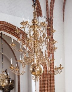 18-armet lysekrone fra 1640 i Nyborg Kirke. Foto Arnold Mikkelsen, Nationalmuseet.